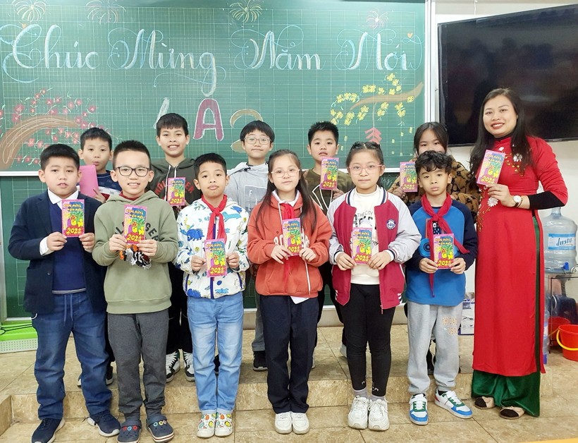 Học sinh Trường Tiểu học Chu Văn An (quận Tây Hồ, Hà Nội) trở lại trường sau Tết.