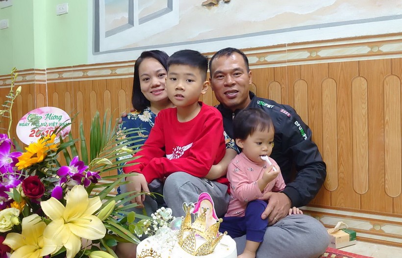 Niềm vui đoàn viên của gia đình cô Lê Thị Ngà.