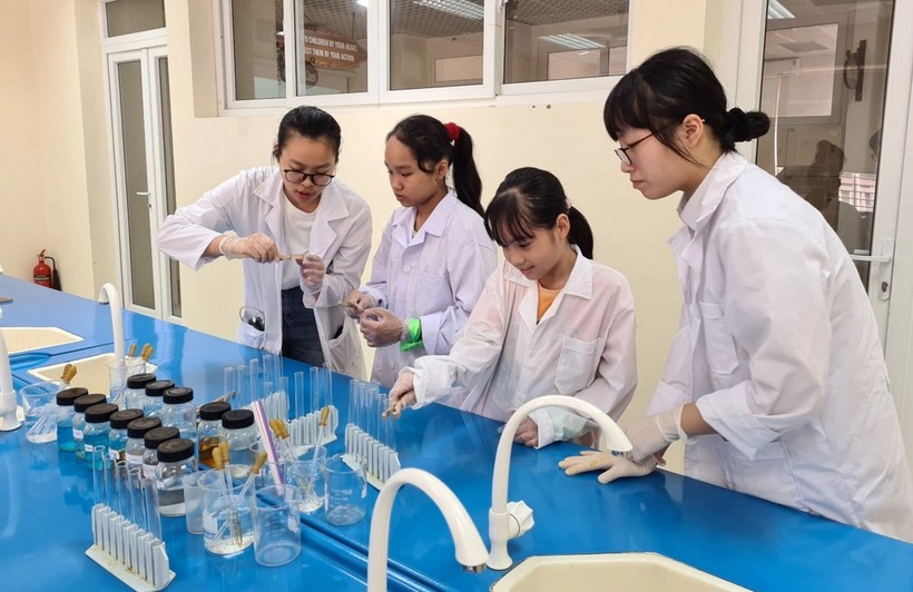Học sinh trường THCS Thanh Xuân (quận Thanh Xuân, Hà Nội) nghiên cứu khoa học.