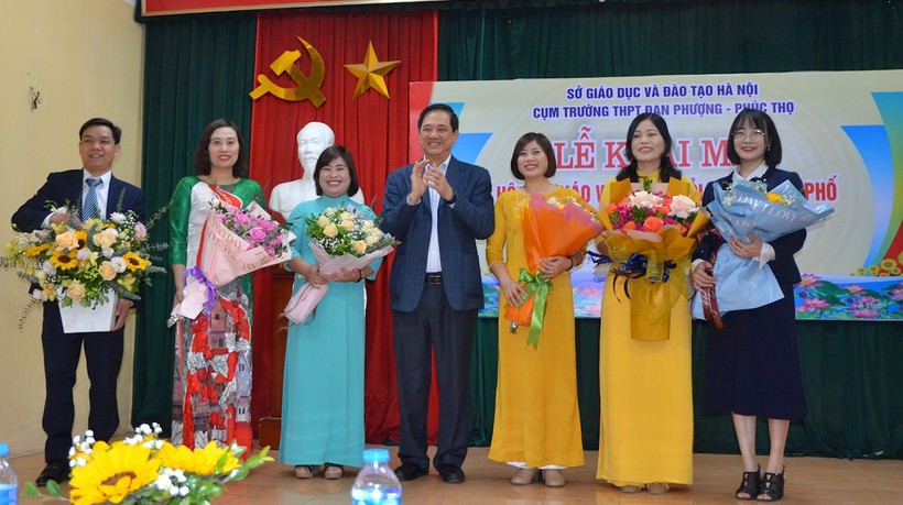 Phó Giám đốc Sở GD&ĐT Hà Nội Phạm Xuân Tiến tặng hoa chúc mừng các giáo viên dự thi tại điểm thi Trường THPT Vân Cốc, huyện Phúc Thọ.