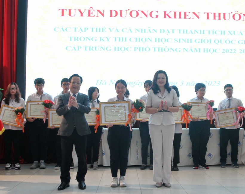Lãnh đạo Sở GD&ĐT Hà Nội trao giấy khen cho các học sinh đạt giải.