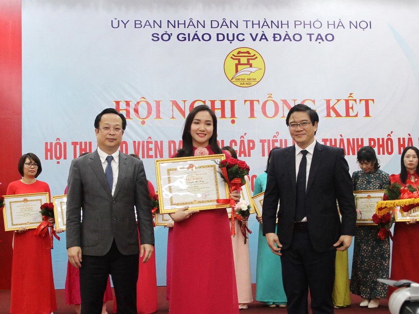 Giám đốc Sở GD&ĐT Hà Nội Trần Thế Cương, Vụ trưởng Vụ Giáo dục Tiểu học Thái Văn Tài trao giải Nhất hội thi cho các giáo viên.