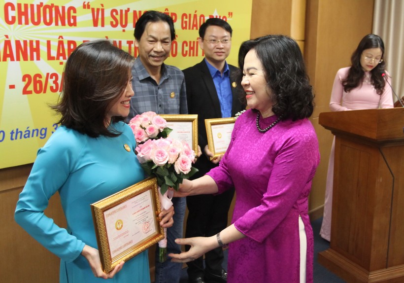 Thứ trưởng Ngô Thị Minh trao kỷ niệm chương “Vì sự nghiệp giáo dục” cho các đồng chí lãnh đạo Trung ương Đoàn