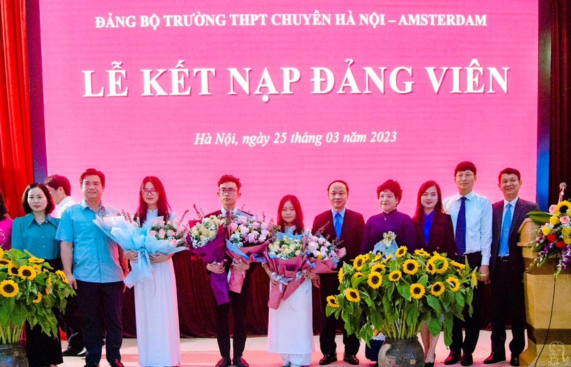 Đảng bộ Trường THPT Chuyên Hà Nội – Amsterdam tổ chức lễ kết nạp Đảng cho 2 học sinh Nguyễn Mai Trang và Lê Thị Thu Ngân.