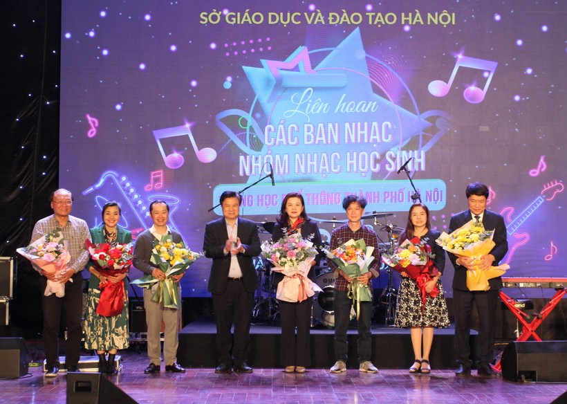 Thứ trưởng Bộ GD&ĐT Nguyễn Hữu Độ tặng hoa cho Ban giám khảo liên hoan.