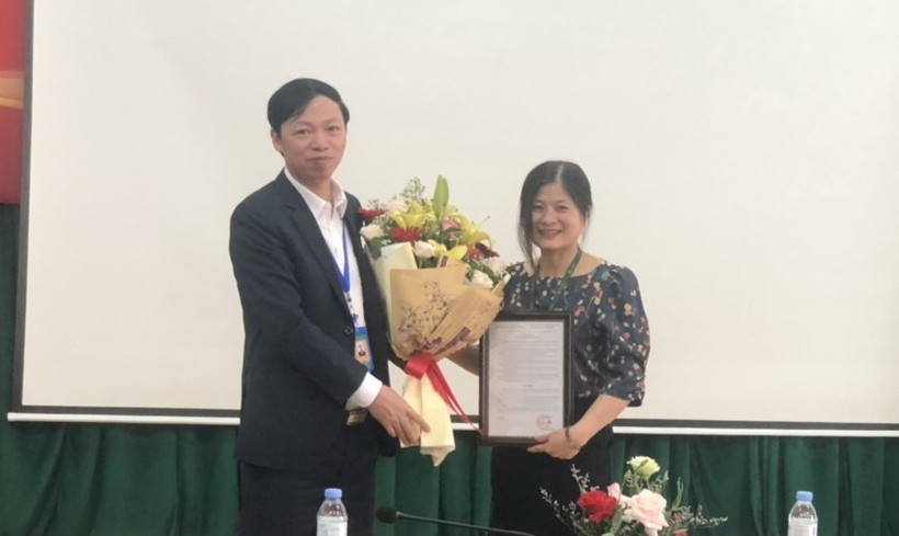 Cô Nguyễn Thị Thúy nhận hoa chúc mừng từ thầy hiệu trưởng Bùi Trung Thành.