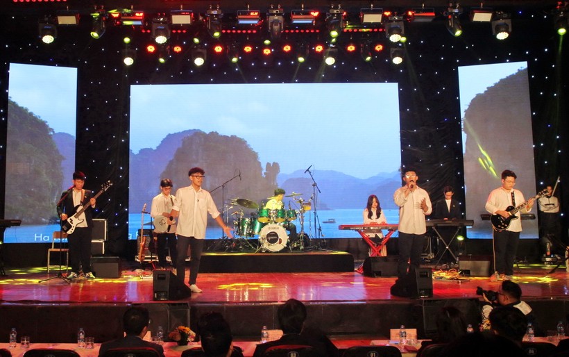 Ban nhạc O5UG của THPT Việt Đức biểu diễn tại vòng sơ khảo