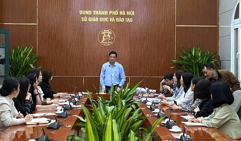 Phó Giám đốc Sở GD&ĐT Hà Nội Phạm Xuân Tiến chủ trì hội nghị lựa chọn sách giáo khoa lớp 11.