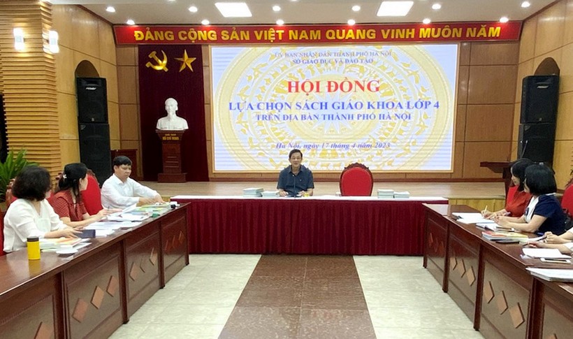Phó Giám đốc Sở GD&ĐT Hà Nội Phạm Xuân Tiến chủ trì cuộc họp lựa chọn sách giáo khoa lớp 4. 