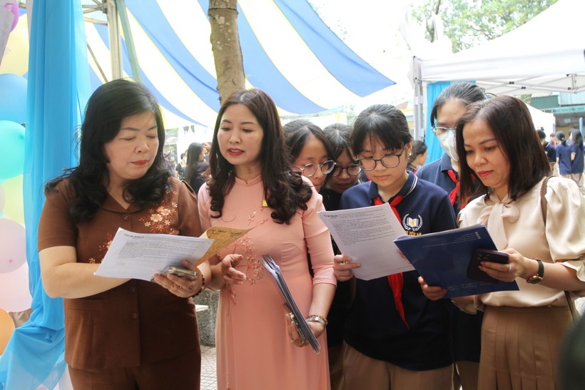 Đông đảo giáo viên, học sinh quận Hoàng Mai hào hứng tham gia hưởng ứng “Ngày sách và văn hóa đọc Việt Nam năm 2023”.
