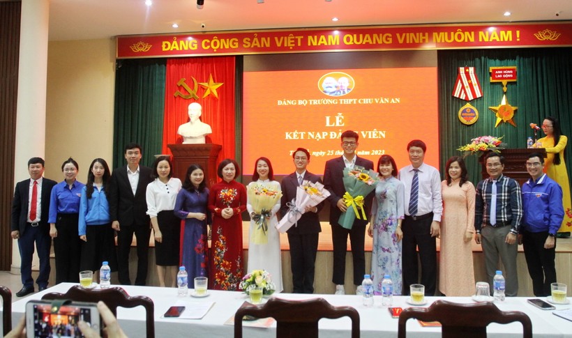 Đảng bộ Trường THPT Chu Văn An chúc mừng các đảng viên trẻ.