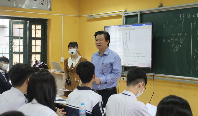 Thứ trưởng Nguyễn Hữu Độ dự giờ tiết học ôn thi tốt nghiệp THPT tại Trung tâm Giáo dục nghề nghiệp - giáo dục thường xuyên huyện Đông Anh.