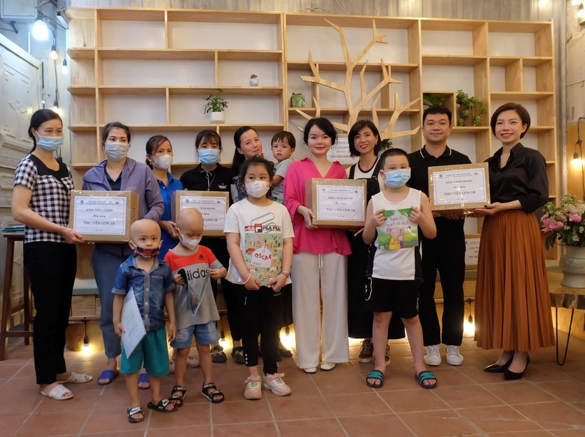 Viện Học tập suốt đời đã trao tặng thư viện với 1.000 cuốn sách mới cho Tiệm cơm 1k, Hà Nội.