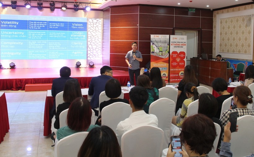 Diễn giả Trần Thành Nam trình bày quan điểm tại hội thảo.