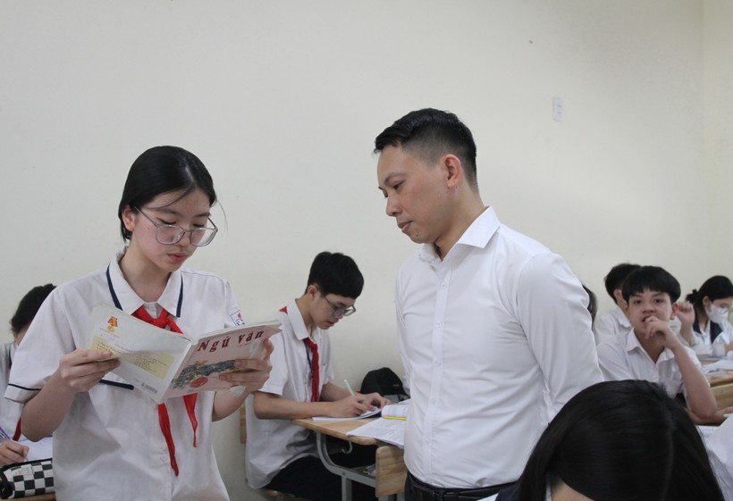 Học sinh Trường THCS Lĩnh Nam trong giờ ôn thi môn Văn