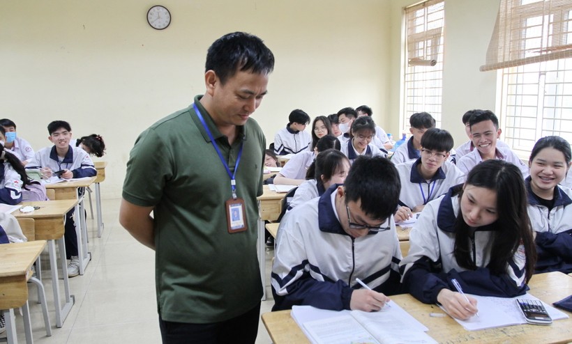 Thầy hiệu trưởng Nghiêm Hồng Trung luôn hỗ trợ học sinh trong quá trình học tập