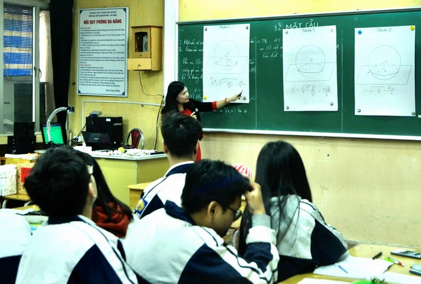 Cô Linh dạy Toán cho học trò.
