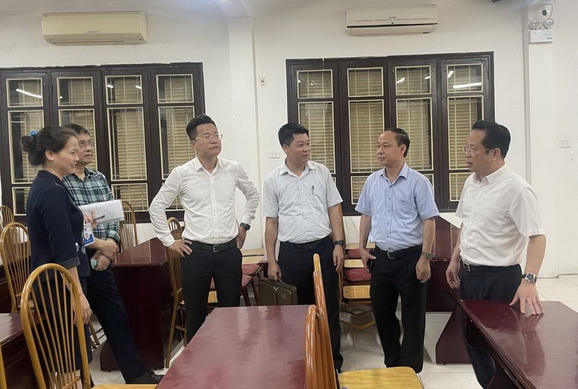 Đoàn công tác của Ban chỉ đạo thi thành phố Hà Nội kiểm tra điều kiện cơ sở vật chất tại các điểm thi.