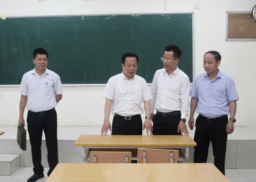 Giám đốc Sở GD&ĐT Hà Nội kiểm tra công tác chuẩn bị cho kỳ thi vào lớp 10 tại điểm thi trường THPT Phan Đình Phùng (quận Ba Đình).