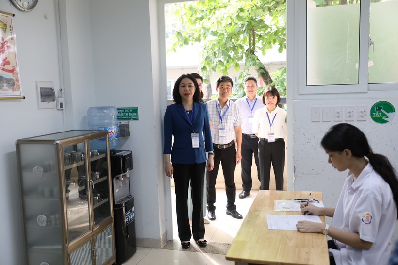 Ban chỉ đạo thi TP Hà Nội kiểm tra công tác tổ chức kỳ thi tại điểm thi trường THCS Ngô Sỹ Liên, quận Hoàn Kiếm.