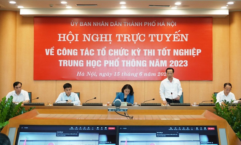 Giám đốc Sở GD&ĐT Hà Nội Trần Thế Cương báo cáo tại hội nghị.