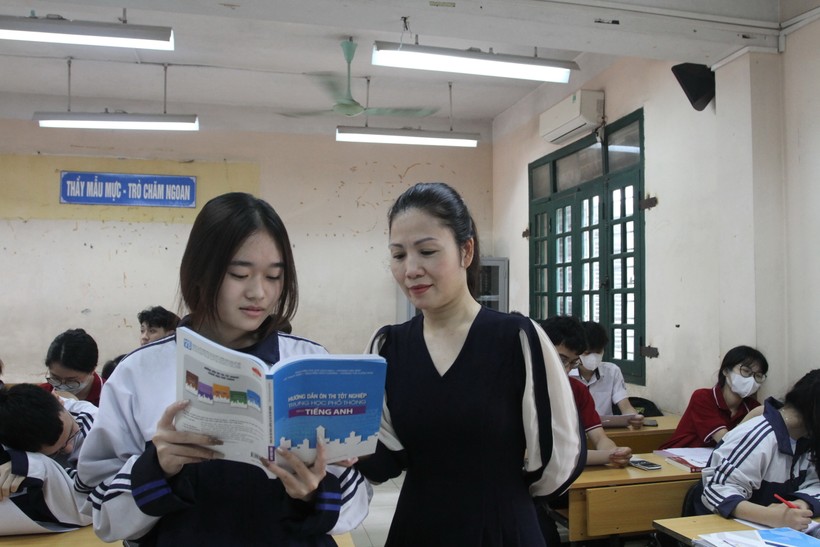 Học sinh Trường THPT Lý Thường Kiệt (Hà Nội) ôn thi tốt nghiệp THPT môn tiếng Anh.