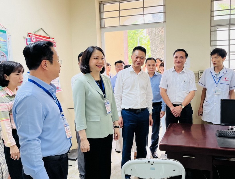 Phó Chủ tịch UBND Vũ Thu Hà kiểm tra kiểm tra công tác tổ chức thi tại điểm thi Trường THPT Phú Xuyên .