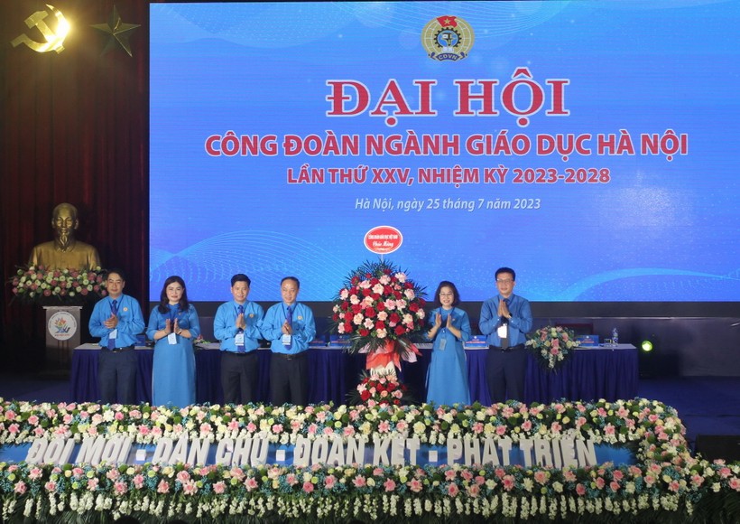 Lãnh đạo Công đoàn Giáo dục Việt Nam tặng hoa chúc mừng Đại hội.