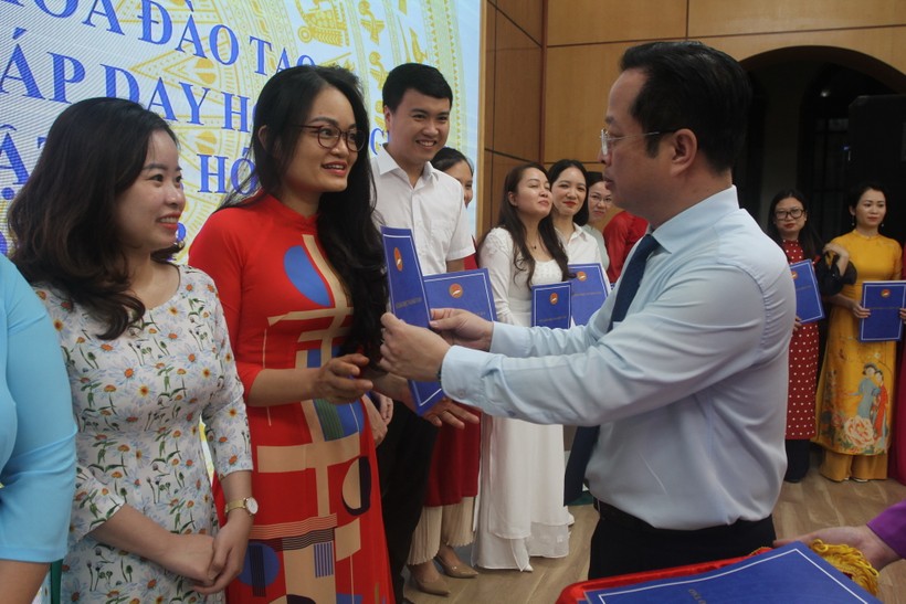 Giám đốc Sở GD&ĐT Hà Nội Trần Thế Cương trao chứng chỉ cho các học viên.