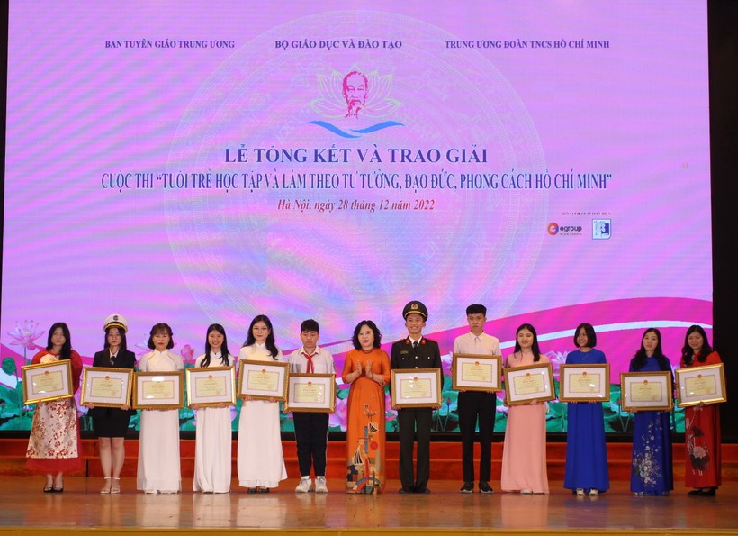 Thứ trưởng Bộ GD&ĐT Ngô Thị Minh trao bằng khen cho các thí sinh đoạt giải tại cuộc thi Tuổi trẻ học tập và làm theo tư tưởng, đạo đức, phong cách Hồ Chí Minh năm 2022.