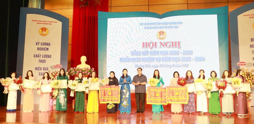 Bí thư Quận ủy Hoàng Mai Nguyễn Quang Hiếu, Phó Giám đốc Sở GD&ĐT Hà Nội Trần Lưu Hoa trao cờ thi đua cho các đơn vị.