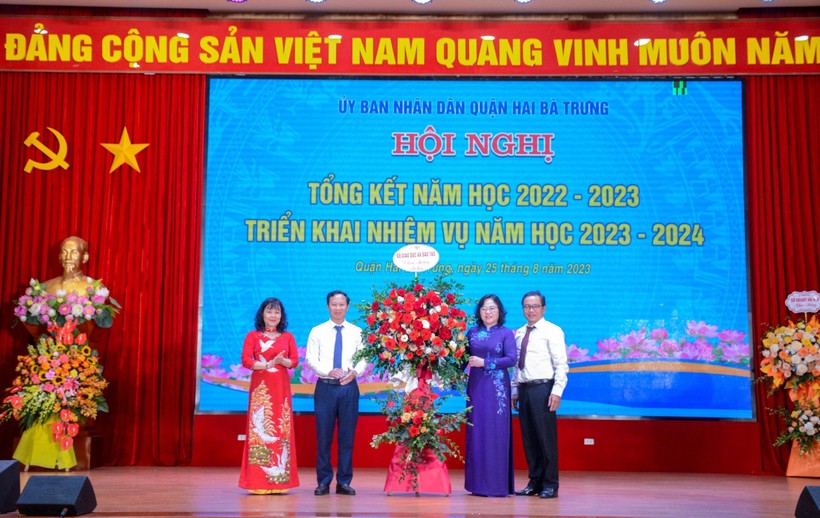 Thứ trưởng Ngô Thị Minh tặng hoa chúc mừng ngành GD-ĐT quận Hai Bà Trưng.