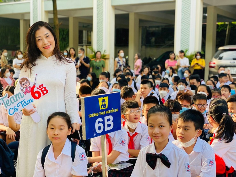 Học sinh Hà Nội tựu trường chuẩn bị cho năm học mới.