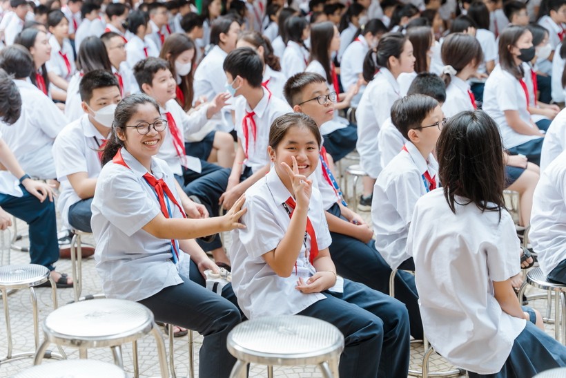 Hơn 2 triệu học sinh Hà Nội bước vào năm học mới.