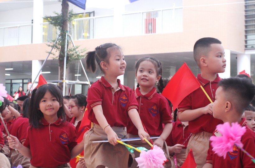 Học sinh Trường Tiểu học Tân Mai trong ngày khai giảng năm học mới.