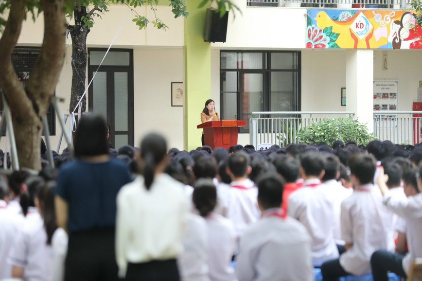 Trường THCS Khương Đình tưởng niệm các nạn nhân của vụ cháy, trong đó có 6 học sinh của trường.
