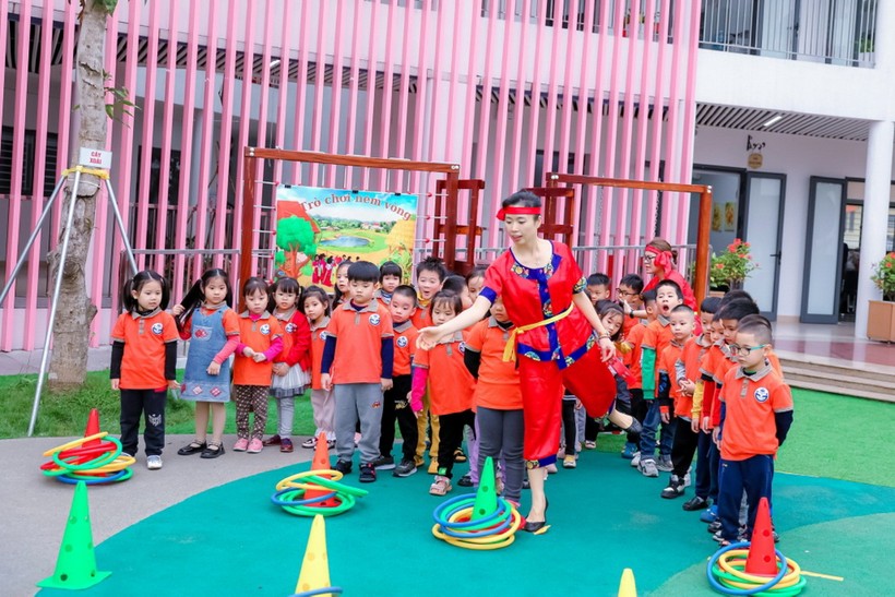 Cô trò Trường mầm non Tuổi Thơ, quận Hoàng Mai tham gia một trò chơi dân gian.