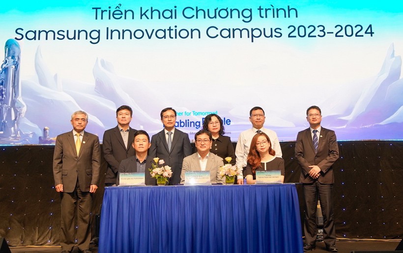 Các đại biểu kí kết biên bản ghi nhớ triển khai Chương trình Samsung Innovation Campus 2023-2024.