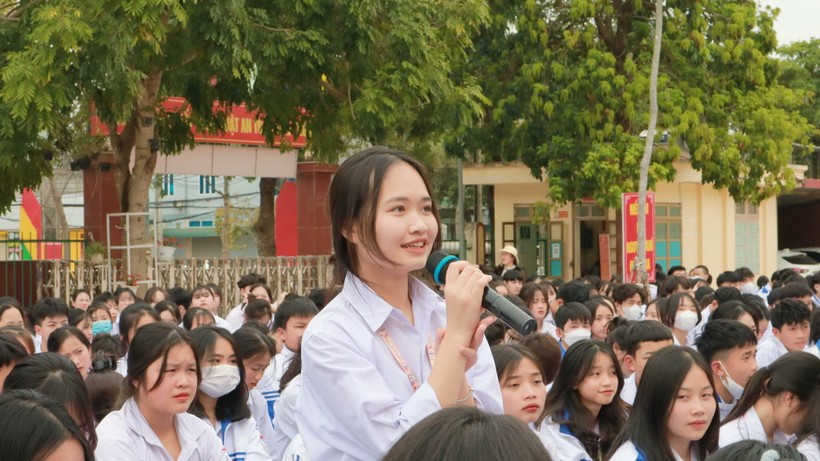 Một buổi sinh hoạt ngoại khóa tuyên truyền về pháp luật cho học sinh Hà Nội.