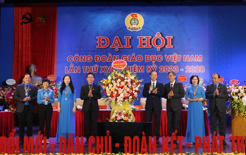 Thứ trưởng Bộ GD&ĐT Phạm Ngọc Thưởng tặng hoa chúc mừng Đại hội.