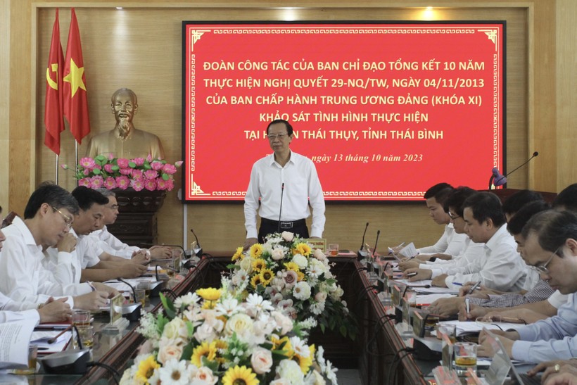 Thứ trưởng Bộ GD&ĐT Phạm Ngọc Thưởng làm việc với lãnh đạo huyện Thái Thụy.