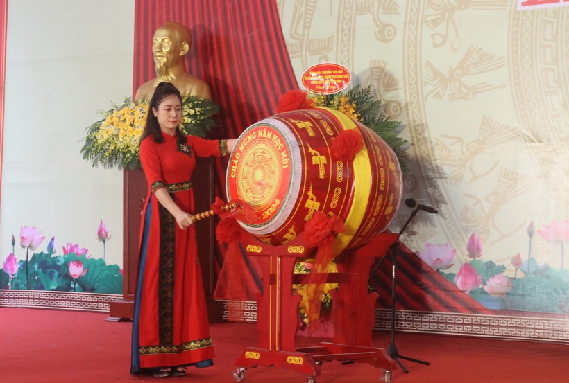 Cô Triệu Thị Thu Hương đánh trống khai giảng năm học mới.