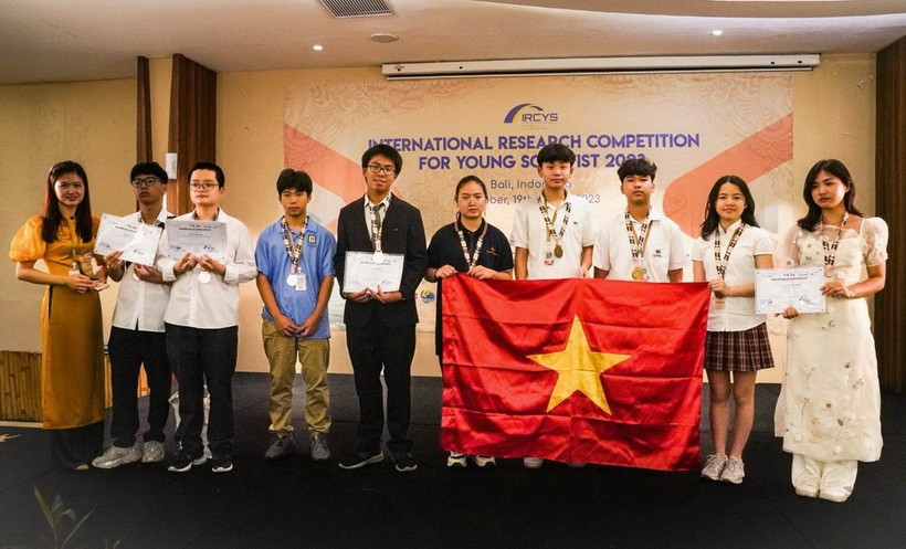 Các đội tuyển học sinh Việt Nam nhận giải tại cuộc thi.