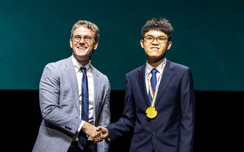 Nguyễn Ngọc Đăng Khoa (bên phải) nhận huy chương Vàng tại Olympic Tin học quốc tế 2023.