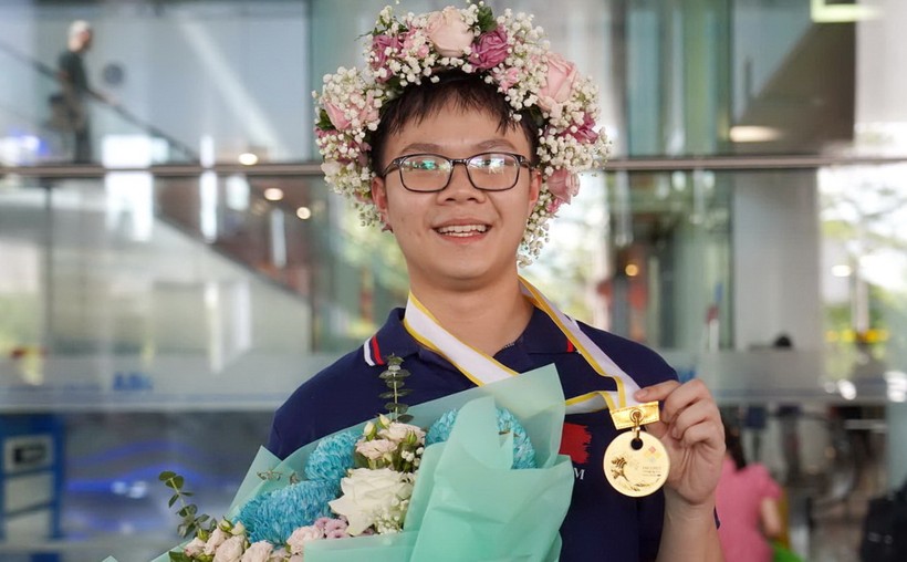 Phạm Việt Hưng và chiếc huy chương Vàng Olympic Toán quốc tế năm 2023.