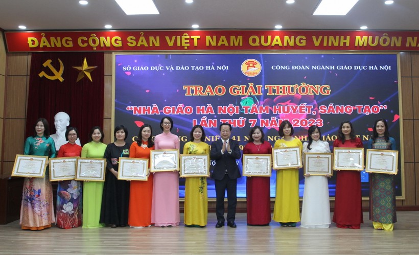 Giám đốc Sở GD&ĐT Hà Nội Trần Thế Cương trao giải thưởng Nhà giáo Hà Nội tâm huyết, sáng tạo năm 2023.