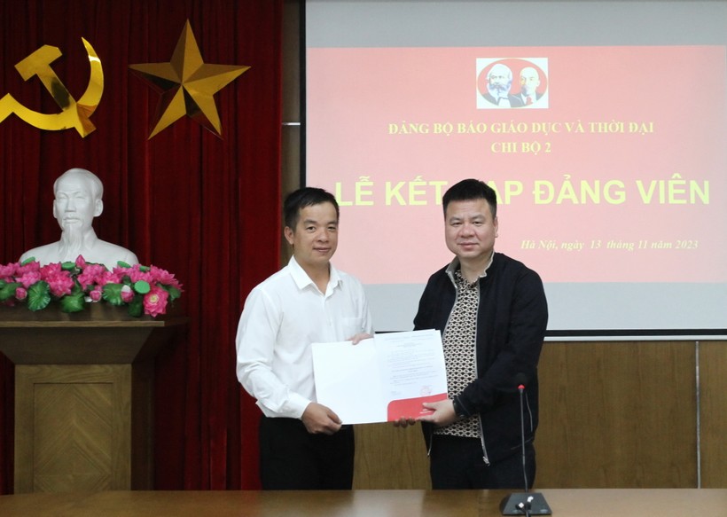 Bí thư Đảng ủy, Tổng biên tập Báo Giáo dục và Thời đại Triệu Ngọc Lâm trao quyết định cho đồng chí Đào Thanh Tuy.