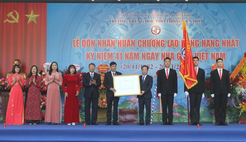 Trường THPT Yên Hòa đón nhận Huân chương Lao động hạng Nhất.