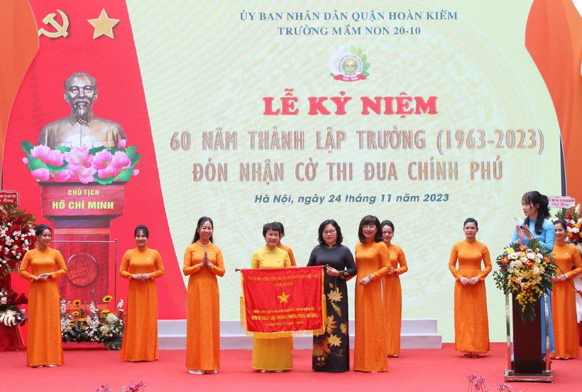 Thứ trưởng Bộ GD&ĐT Ngô Thị Minh trao cờ thi đua của Chính phủ cho tập thể Trường Mầm non 20-10.