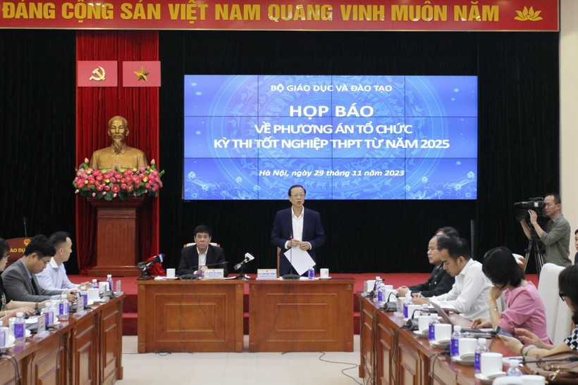 Thứ trưởng Bộ GD&ĐT Phạm Ngọc Thưởng chủ trì buổi họp báo.